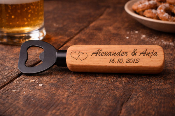 Flaschenöffner mit Buchenholzgriff personalisiert zum Hochzeitstag